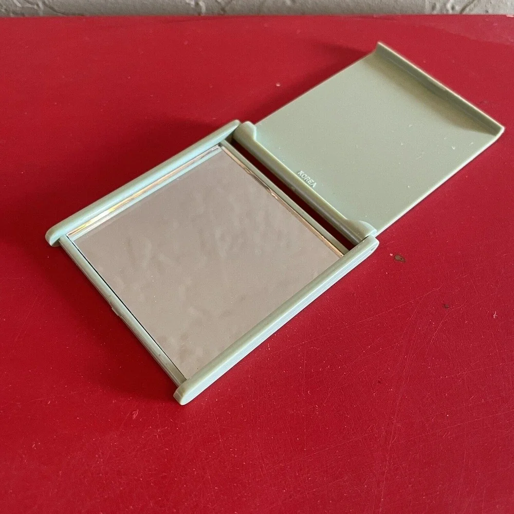 Vintage Clinique Table Compact Mirror Flip Open Green Purse‎